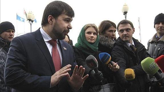 Denís Pushilin, con los medios. 