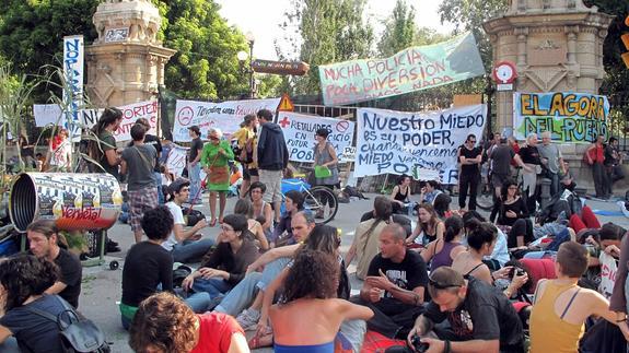 Los 'indignados', durante el 'asalto' al Parlamento catalán.