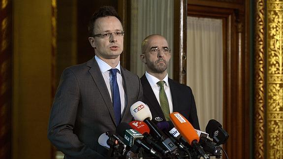 Peter Szijjarto, ministro de Exteriores húngaro, y Zoltan Kovacs, portavoz del Gobierno.