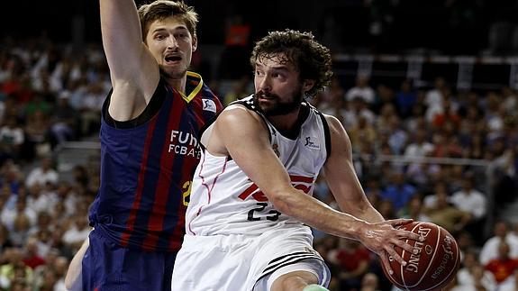 Sergio Llull (d) supera a Tibor Pleiss. 