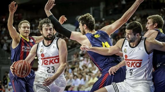 Sergio Llull (2i), ante la defensa del FC Barcelona. 