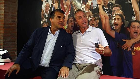 Laporta (i) y Cruyff, en un evento. 