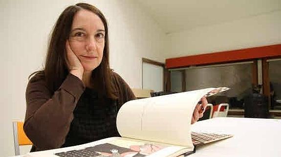 Elena Odirozola posando frente a una de sus ilustraciones