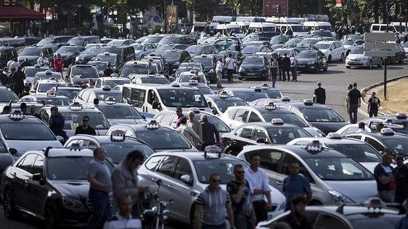 Taxistas, durante una protesta en París contra Uber.