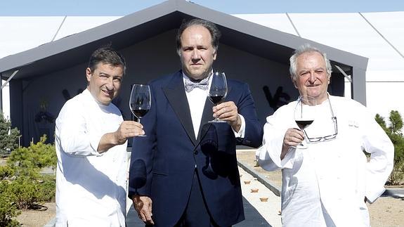 Joan Roca (i) y Juan Mari Arzak (d) brindan con Pablo Álvarez Mezquíriz, consejero delegado de Vega Sicilia.