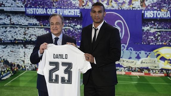 Danilo, junto a Florentino Pérez.