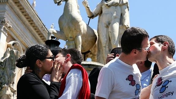 Dos parejas gais se besan en la plaza del Campidoglio de Roma.