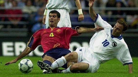 Guardiola, con la selección en 2001.