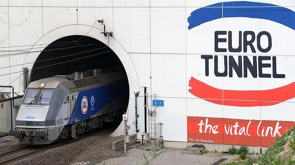 Un convoy atraviesa el Eurotúnel