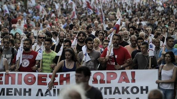 Miles de manifestantes se concentran en Atenas. 