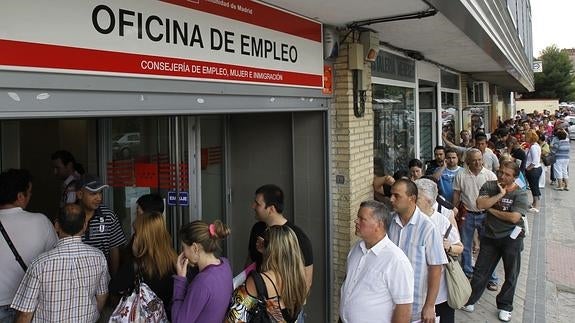 Cola en una oficina de empleo.