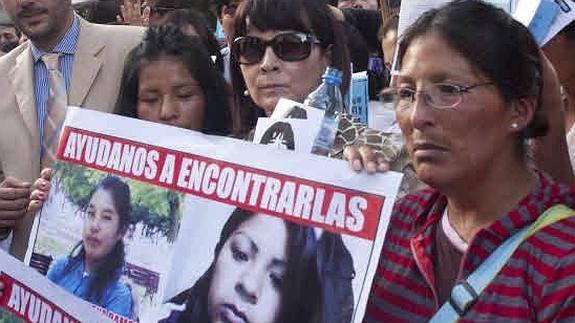 Una mujer argentina que lucha contra el tráfico de personas posa con una foto de su hija, secuestrada en 2002.