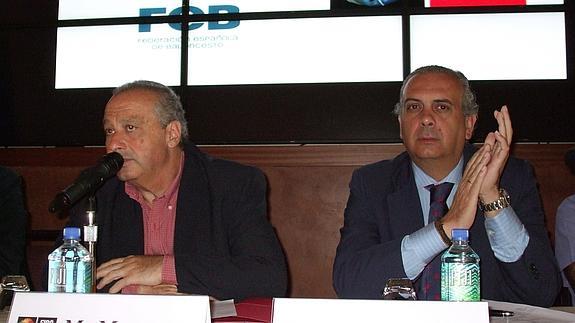 El presidente de la FIBA, Horacio Muratore, junto al máximo dirigente de la Española, José Luis Sáez. 