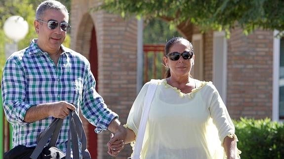 Isabel Pantoja, junto a su hermano Agustín, saliendo hoy de la prisión.