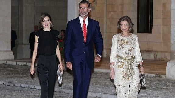 Los Reyes Felipe VI y Letizia, junto a la reina Sofía.