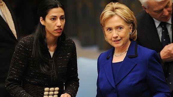 Huma Abedin, junto a Hillary Clinton. 