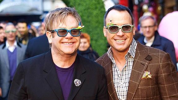 Elton John y su marido David Furnish.