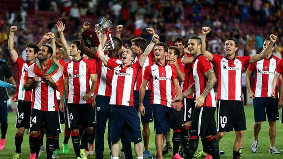 Los jugadores del Athletic Club celebran la victoria en la Supercopa de España.