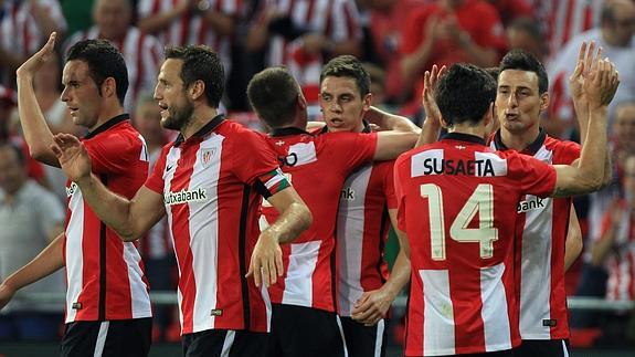 Los jugadores del Athletic celebran el gol de Elustondo. 