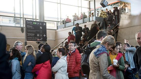 Pasajeros atrapados en la estación de Calais-Frethun, al norte de Francia. 