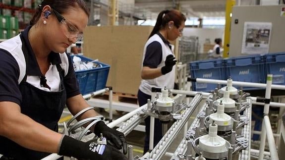 Trabajadores en una planta industrial. 