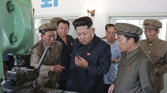 Kim Jong-un visita una fábrica.