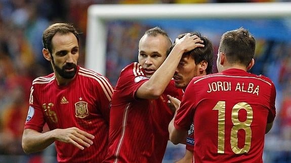 Los jugadores de la selección española celebran el primer gol ante Eslovaquia. 