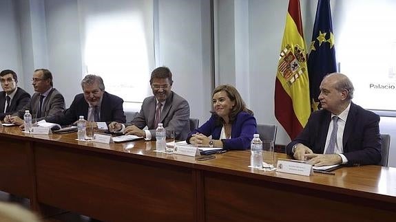 Sáenz de Santamaría presidió ayer la primera comisión sobre los refugiados.