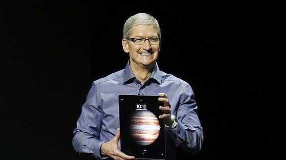 Tim Cook, con el nuevo iPad Pro.