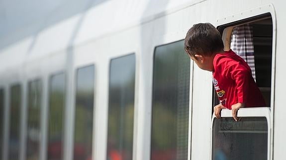 Un niño refugiado llega a la estación de Uelzen, Alemania.