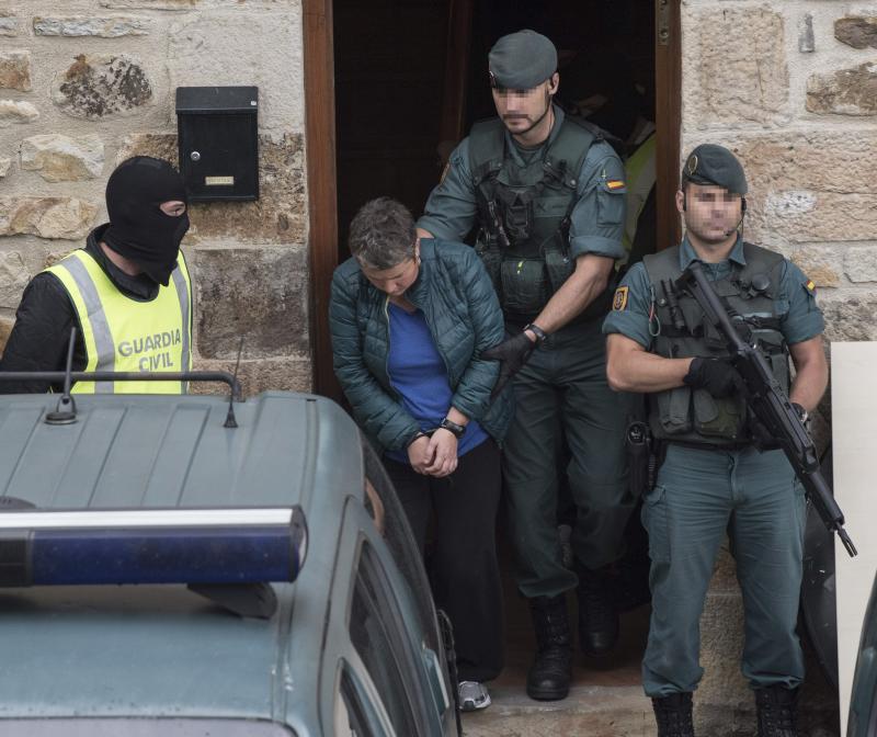 La Guardia Civil, realizando un registro en Otxandio.