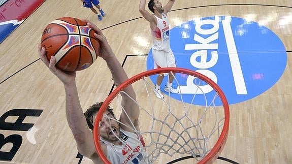 Gasol machaca en la última canasta del partido.