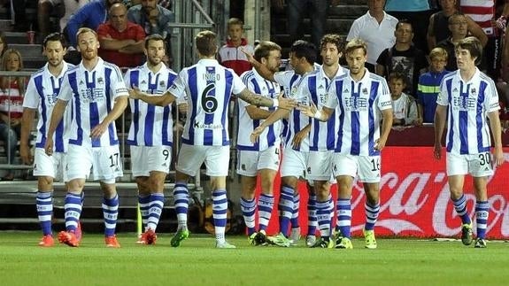 Los jugadores de la Real Sociedad celebran uno de los goles. 