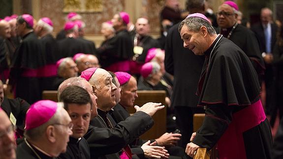 Varios obispos estadounidenses esperan en la Catedral de San Mateo.