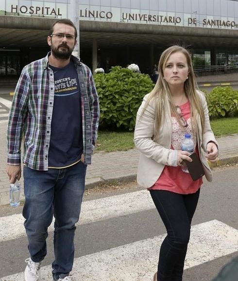 Los padres de Andrea, frente al Hospital Clínico de Santiago. 