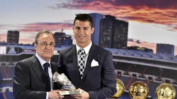 Florentino Pérez le entrega a Cristiano Ronaldo el trofeo como máximo goleador histórico del Real Madrid. 