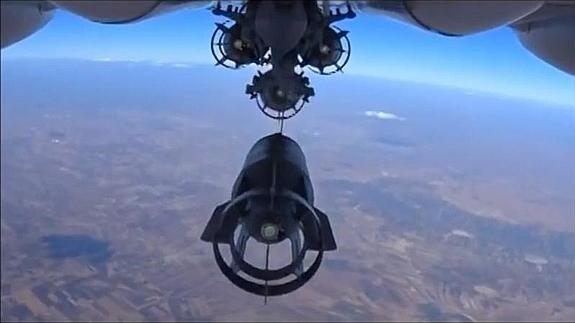 Avión ruso lanzando una bomba. 