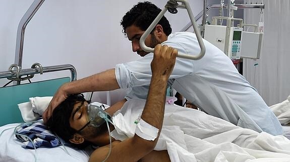 Un trabajador de MSF, superviviente del ataque, recibe tratamiento en Kabul. 