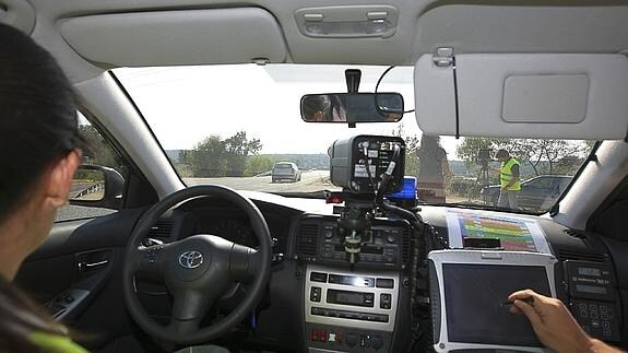 Agentes de Tráfico controlan la velocidad con radares móviles.