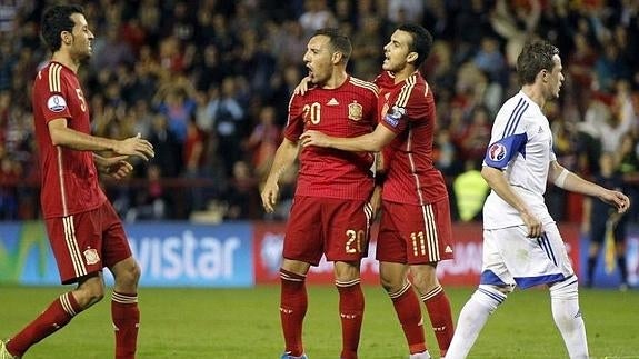 Sergio Busquets (i), Santi Cazorla (c) y Pedro Rodríguez (d). 