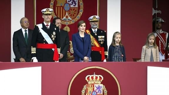 Los Reyes, con sus hijas, durante la parada militar.