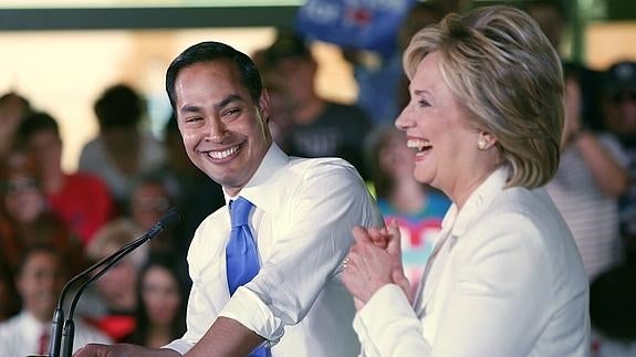 El secretario de Vivienda y Desarrollo Urbano de EE UU, Julian Castro, junto a Hillary Clinton en San Antonio, Texas.