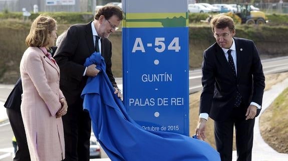 Rajoy, acompañado por Feijóo y Pastor, durante la inauguración de la puesta en servicio del tramo Gutín-Palas de Rei de la autovía A-54. 