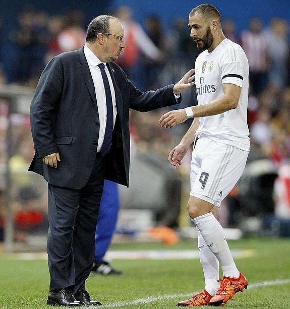 Benítez (i) habla con Benzema. 