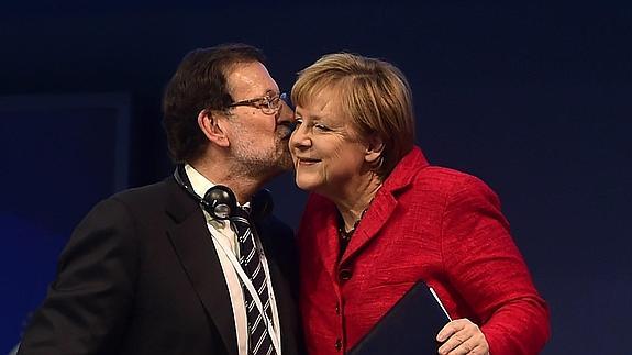 Mariano Rajoy besa a Angela Merkel.