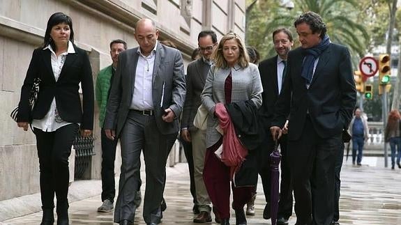 Joana Ortega (2d) arropando al que fuera responsable del 9-N en la consellería de Gobernación, Joan Cañada (2º i), en su declaración.