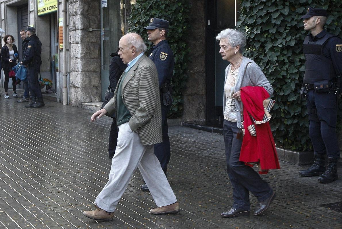 Jordi Pujol y Marta Ferrusola salen de su domicilio durante el registro.