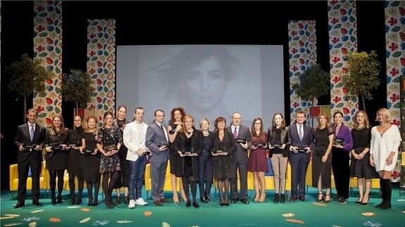 Los ganadores de los IV Premios Belleza de Mujerhoy.com posan en la foto de familia junto al equipo de Mujerhoy. 