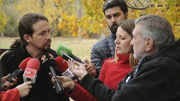 Pablo Iglesias atiende a los medios en Segovia.