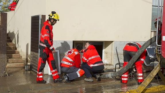 Los bomberos realizan sus trabajos en la residencia geriátrica 'Ribera del Sió' de Agramunt, en Lérida.